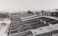 Dacharbeiten im Lager Haid nachkriegs.jpg