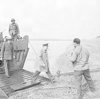 800px-Winston_Churchill_steps_ashore_from_an_American_assault_landing_craft_onto_the_east_bank_of_the_River_Rhine,_near_Wesel,_25_March_1945._BU2249.jpg