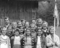 KLEINE VERSION_Katholische Mädchengruppe aus dem Lager Haid in den Fünfziger-Jahren.jpg
