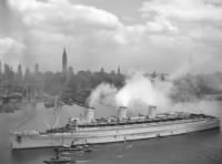 SS Queen Mary NYC 20 June 1945.jpg
