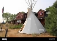 native-indian-teepee-tent-in-custer-battlefield-trading-post-cafe-near-little-bighorn-battlefield-national-monumentcrow-agencymontanausa-2H4GAM9